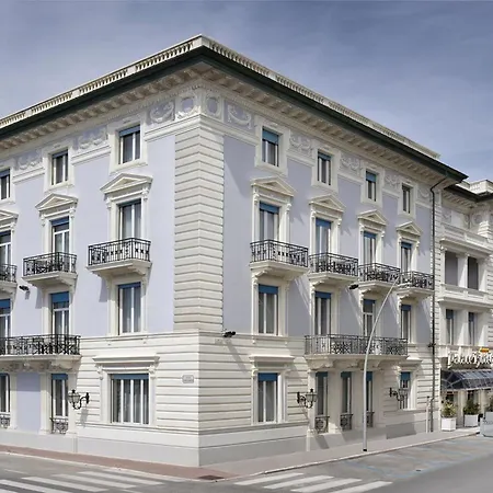 Boheme With & Breakfast Included *